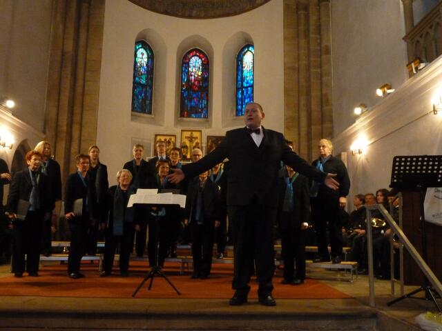 Der Vorsitzende Lutz Jaurisch bedankt sich bei dem Puplikum.