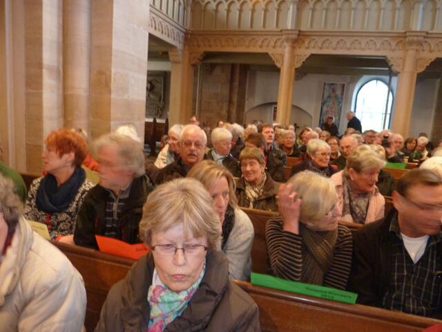 Ein gut gefüllte Kirche.