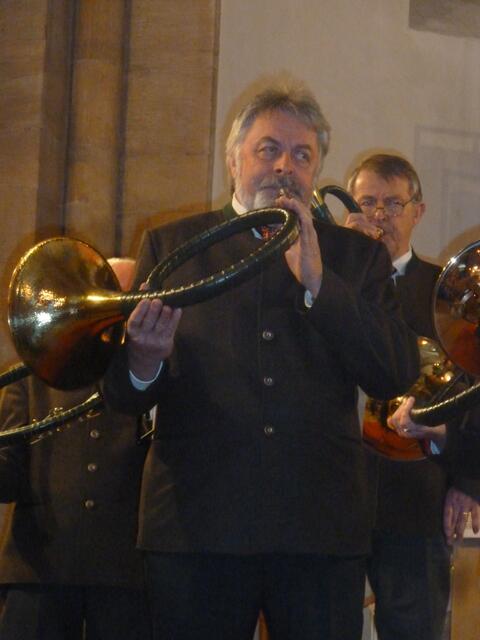 Schon war wieder das Blashornbläsercorps dran und spielte als erstes die Hegewaldfanfare.