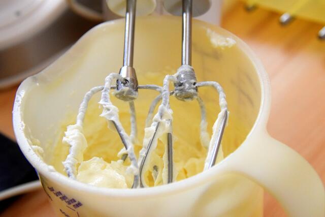 Frischkäse, Zucker und Vanille-Extract, oder Vanillezucker