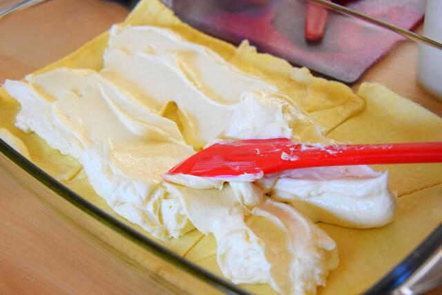 auf die 1. Teigplatte den geschlagenen Frischkäse verteilen verteilen