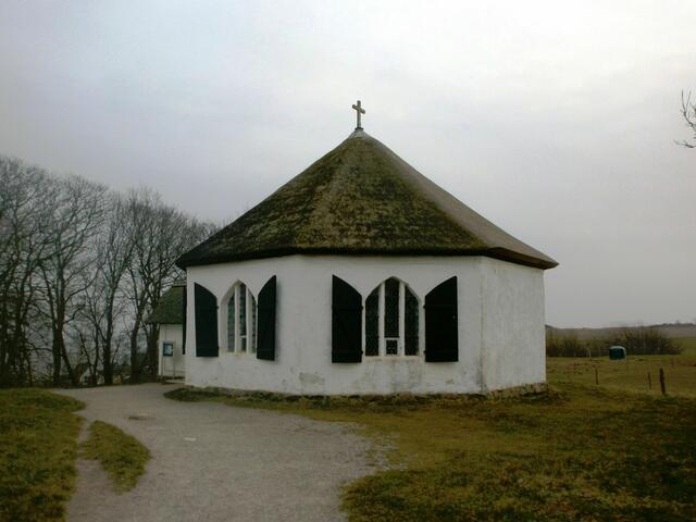 Die kleine weiße Kapelle steht oberhalb des Dorfes. 1806 wurde mit ihrem Bau begonnen. 10 Jahre haben die Bauarbeiten gedauert. Sie wurde gebaut, weil immer mehr Besucher zu den Uferpredigten des  bekannte Altenkirchener Pastors  Kosegarten gekommen waren. Man brauchte Platz, um die Gottesdienstbesucher bei jedem Wetter unterzubringen.