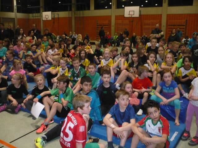 Gespannt warten die Kinder und Jugendlichen in der Halle auf ihre Platzierung.