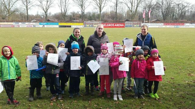 Siegerehrung der Bambini-Gruppe beim Crosslauf.