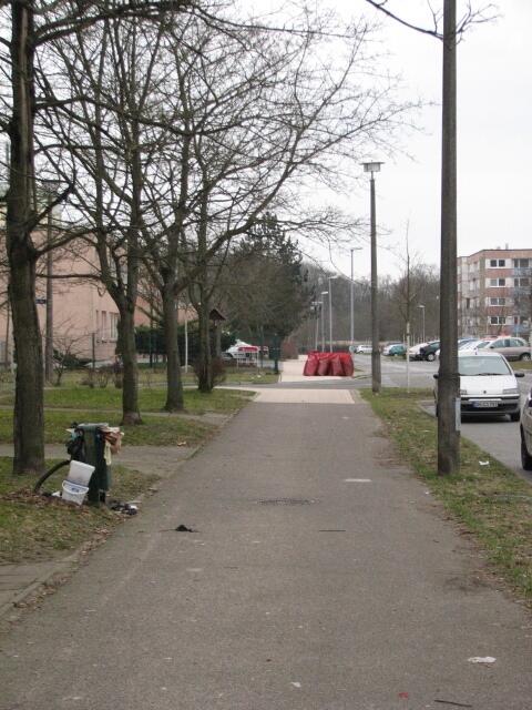 Einfach  zu schön, links der Papierkorb der seite Wochen voll ist und Bildmitte die roten Säcke vor dem Haus der Begegnung.