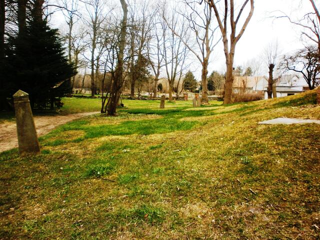 Um die Kirche herum gibt es einen alten Friedhof auf dem noch ein slawischer Grabstein in der Kirchenwand und Kalksteinfünde aus dem 13. Jahrhundert zu sehen sind. Ebenso befindet sich die Grabstätte des berühmten Pfarrers Kosegarten dort,