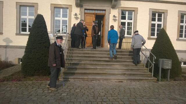 37)31028Gronau, 23.03.15: Sievers Lesung "Zeitlebens-Lebenszeit" . Vor der Treppe links der ehemalige Realschüler Gerhard Willmann, 95 jährig! aus Banteln, freut sich auf die Lesung seines Lieblingsautors.