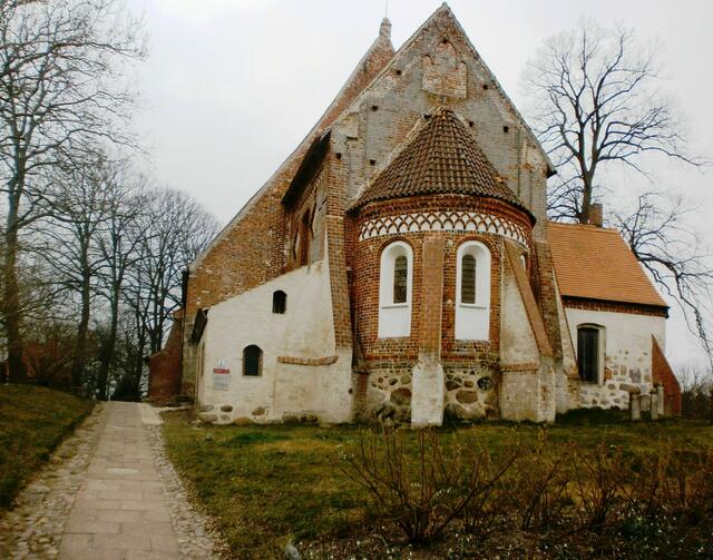 Da diese Kirche eine der ältesten nicht nur auf der Insel Rügen, sondern im gesamten Ostseeraum ist,