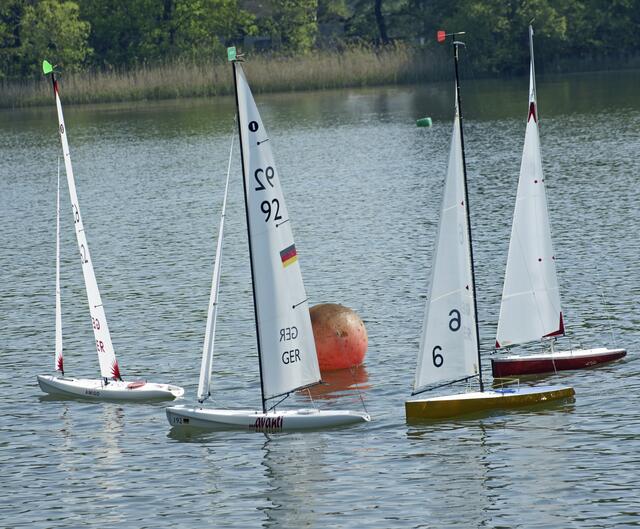 Bojenumrundung bei einer IOM-Regatta auf dem Hohnhorstsee.