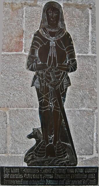 Die Messing-Grabplatte für Thomas Caple in der Pfarrkirche von Ledbury. Er starb 1490. Es wird ein Pferd unter seinen Füßen gezeigt (ein Wortspiel mit seinem Namen, da Capel die Bezeichnung für ein Pferd war).