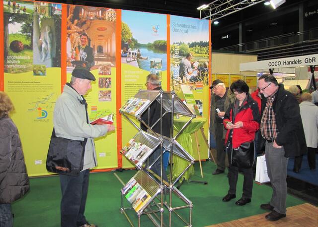 Interessierte Besucher am Stand des Schwäbischen Donautals