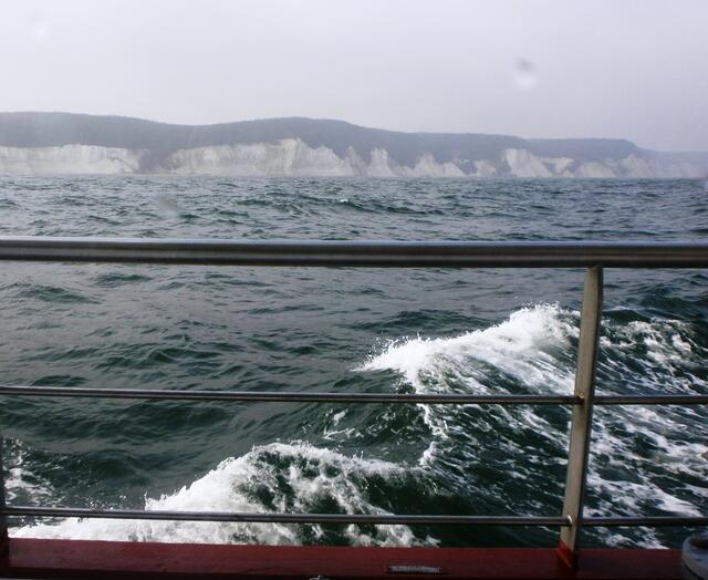 Bekannt ist die Landschaft um Sassnitz wegen ihrer weißen Kreidefelsen. Der markanteste davon ist der Königsstuhl. Das ist auch der Grund, warum wir Sassnitz besuchen wollen.