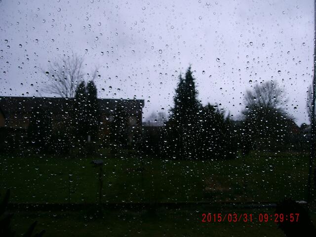 Trübes Wetter und Regentropfen, die an mein Fenster klopfen.
