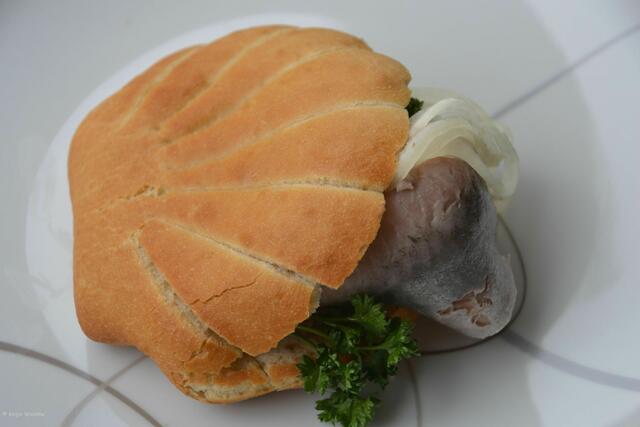 Lecker Fischbrötchen - Matjes (Foto: Katja Woidtke)