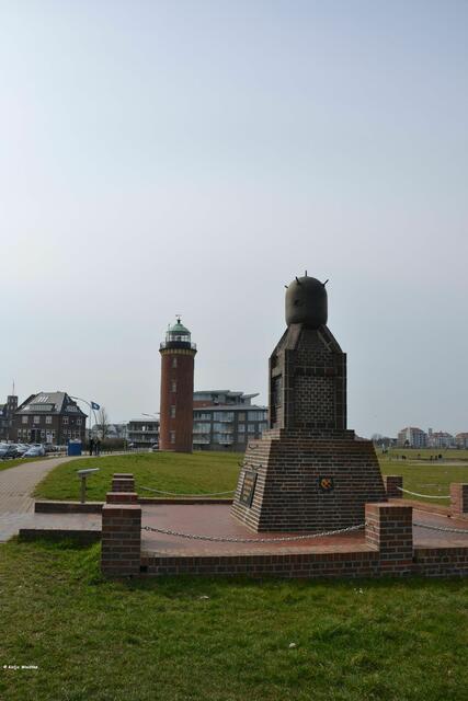 Hamburger Leuchtturm und Minensucher-Denkmal in Cuxhaven (Foto: Katja Woidtke)