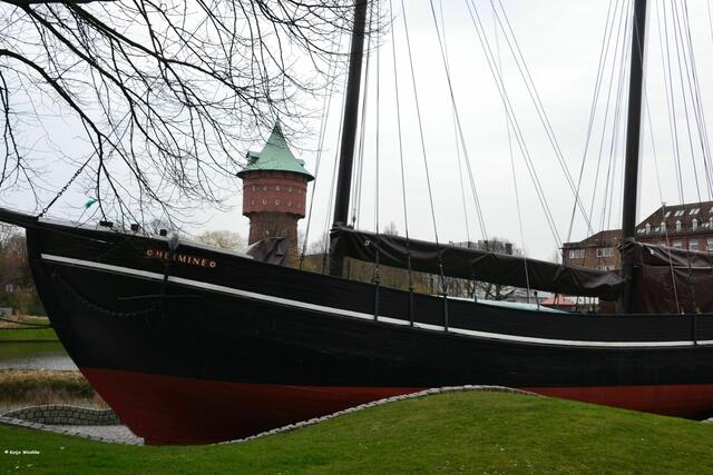 Segelfrachtschiff Hermine und Wasserturm in Cuxhaven (Foto: Katja Woidtke)