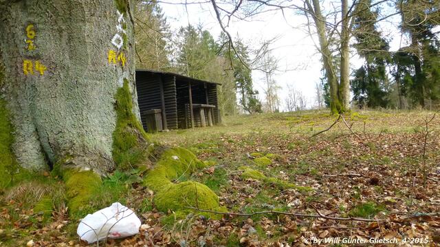 Müll in der Landschaft sieht man fast auf Schritt und Tritt. Hier besonders dreist, da sich an der Hütte ein leerer Müllbehälter befindet.