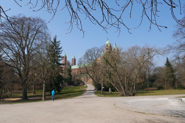Viel freies Gelände um den Dom