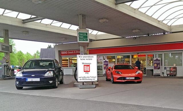 Boykott, der Schule macht: Ob Tankstellen, Postagenturen, Lebensmittelgeschäfte oder Kiosk-Betreiber, immer mehr Geschäftsleute in Deutschland weigern sich nach der skandalösen Berichterstattung, das Schmuddelblatt mit den vier Buchstaben weiter zu verkaufen. | Foto: Artemtation