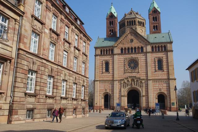 Immer wieder findet sich eine Sichtlinie auf den Dom