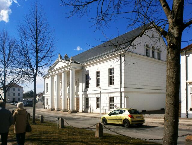 Das Theater, welches 1819 erbaut und 2002 ausführlich restauriert wurde ist ein ganz herausragendes Schmuckstück von Putbus. Im ihm finden seit nunmehr 12 Jahren wieder Aufführungen verschiedener Art statt.