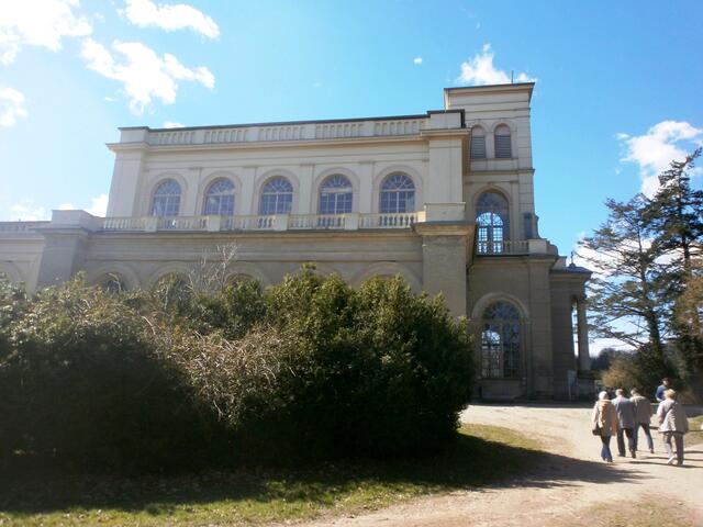 die Schlosskirche aus 1844 (sie war ursprünglich Kurhaus)