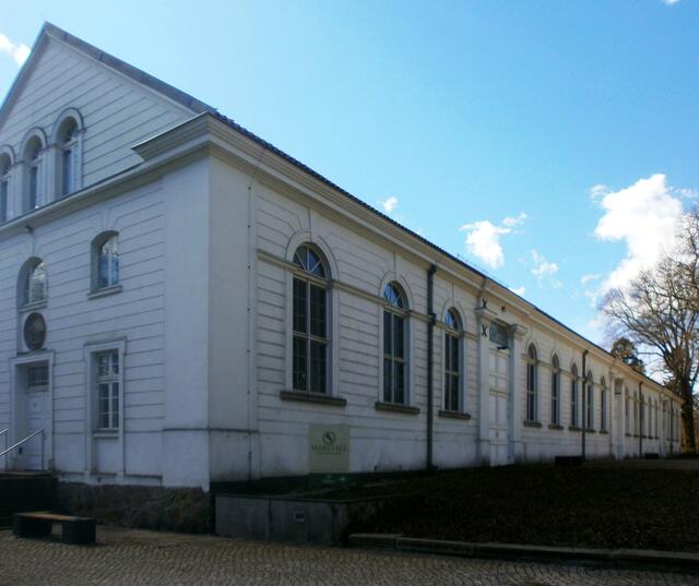 der Marstall aus 1821, welcher der ehemalige Pferdestall des Malte von Putbus