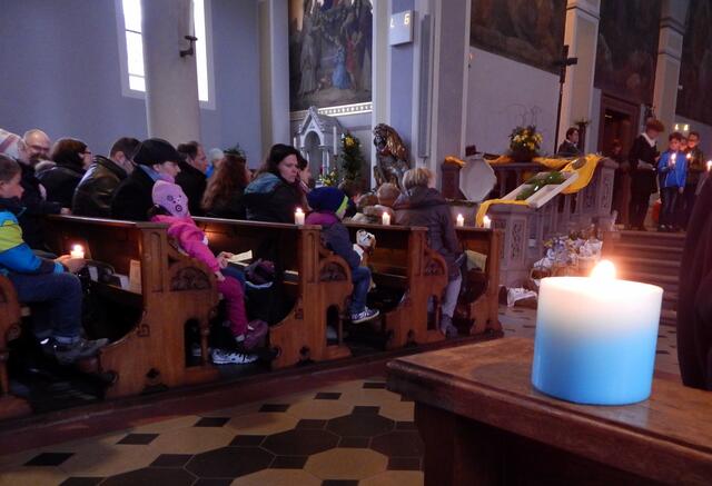 Auch unser Licht erhellt den Kirchenraum