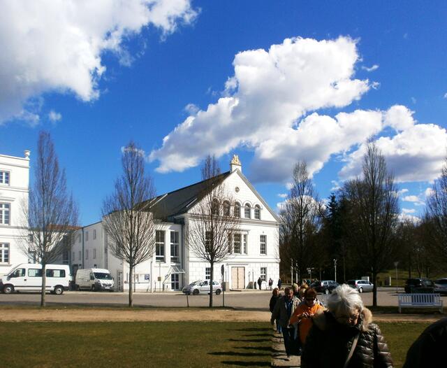 Das Theater, welches 1819 erbaut und 2002 ausführlich restauriert wurde ist ein ganz herausragendes Schmuckstück von Putbus. Im ihm finden seit nunmehr 12 Jahren wieder Aufführungen verschiedener Art statt.