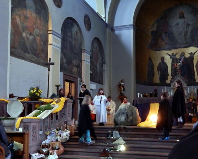 Staunend erfahren sie von der Auferstehung Jesus