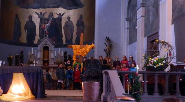 Der Kinderchor begleitete sie auf diesem Weg mit Gesang
