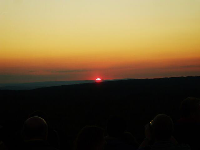 Sommersonnenwende an 26.6.2010  - Sonnenuntergang hinter dem Brocken !