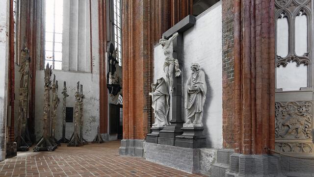 Im Chorumgang geht es an den Fragmenten (rechts) des von Fredenhagen 1697 gestifteten Hochaltars vorbei zu der „Installation der vierzehn gebrochenen Kreuze“ von Günther Uecker. Foto: Helmut Kuzina