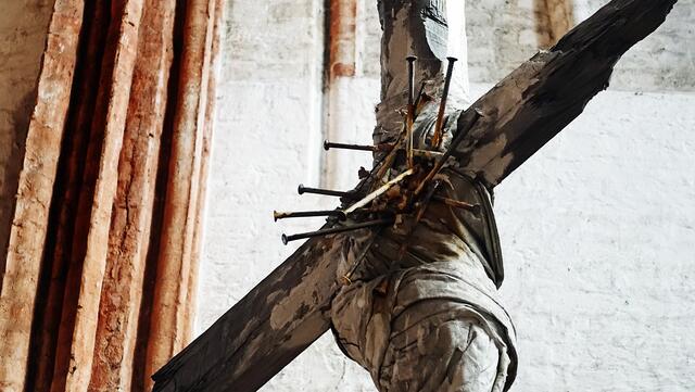 Die Verletzung des Menschen durch den Menschen ist für Uecker ein Hauptthema. Mit seiner Kunst will er Zeichen setzen. Foto: Helmut Kuzina