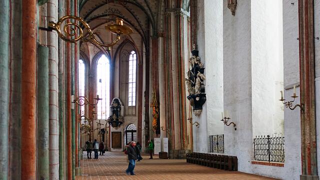 Der südliche Chorumgang führt zu der „Installation der vierzehn gebrochenen Kreuze“ von Günther Uecker. Foto: Helmut Kuzina