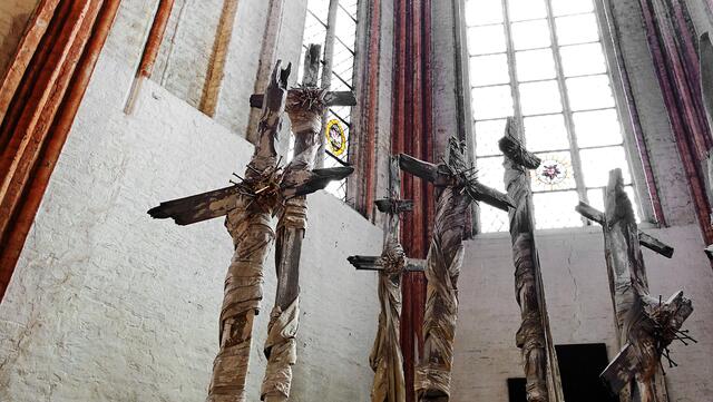 Die vierzehn gebrochenen Kreuzfragmente von Günther Uecker erinnern an die 14 biblischen Leidensstationen Jesu. Foto: Helmut Kuzina