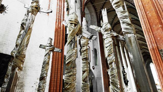 Die "14 gebrochenen Kreuze” des Düsseldorfer Künstlers Günther Uecker sind seit Oktober 2003 als Dauerleihgabe in St. Marien aufgestellt. Foto: Helmut Kuzina