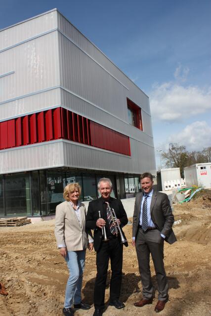 Anneli Bronner (Leiterin Kulturbüro), Achim Binanzer, und Richard Greiner (1. Bürgermeister) (v.l.)