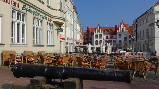 Die gastronomischen Betriebe auf dem Marktplatz haben sich bereits auf einen Gästeansturm eingestellt. Foto: Helmut Kuzina