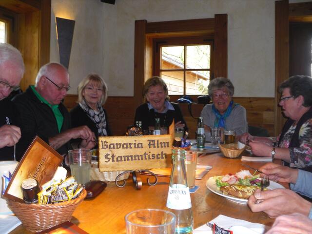 . . . am "Bavaria Alm"- Stammtisch, die Ehemaligen . . .