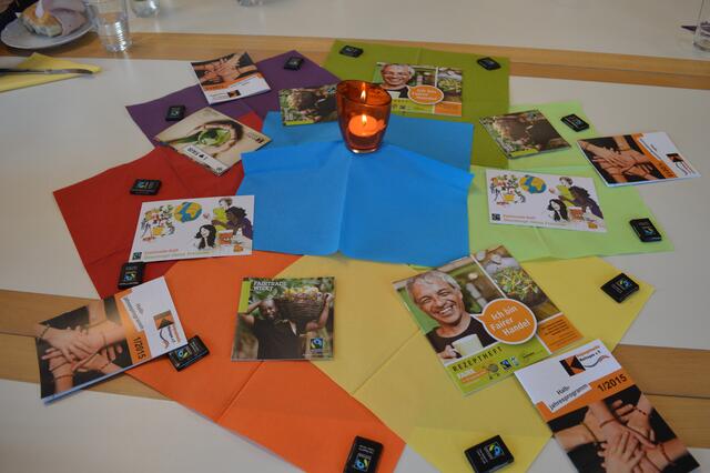 eine bunte und informative Tischdekoration