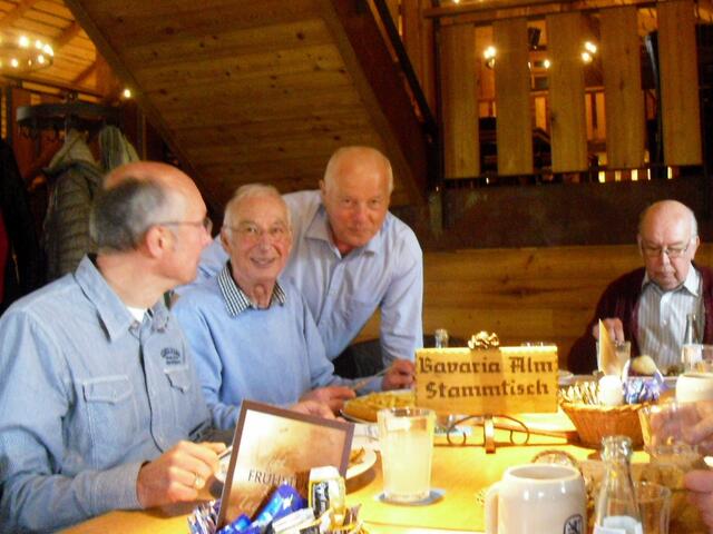 . . . am "Bavaria Alm"- Stammtisch, die Ehemaligen . . .