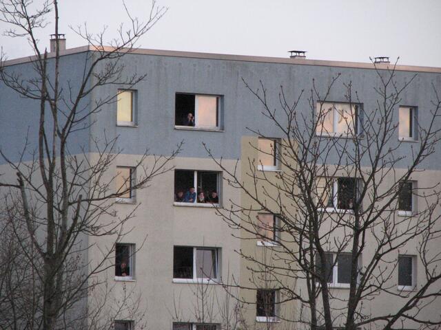 Viele schauten aus den Fenstern