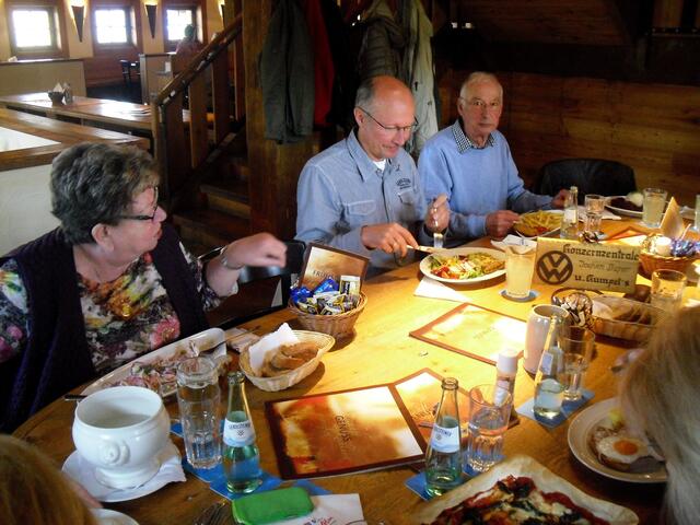 . . . am "Bavaria Alm"- Stammtisch, die Ehemaligen . . .