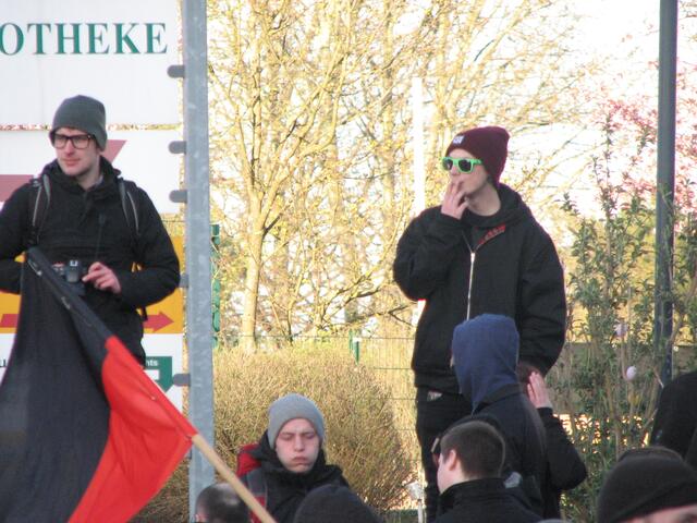 vermutliche Berufsdemonstranten beim Eiskristall