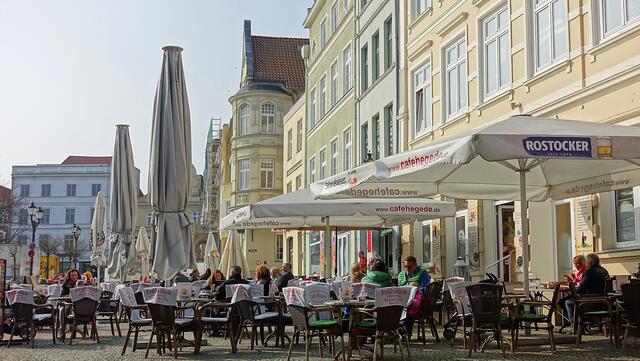 Nach und nach füllen sich die Terrassenplätze auf dem Marktplatz. Ein paar der Sonnenschirme wurden schon geöffnet. Foto: Helmut Kuzina