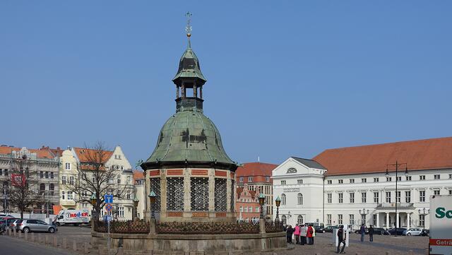 Marktplatz mit der Brunnenanlage "Wasserkunst" und dem Rathaus. Foto: Helmut Kuzina