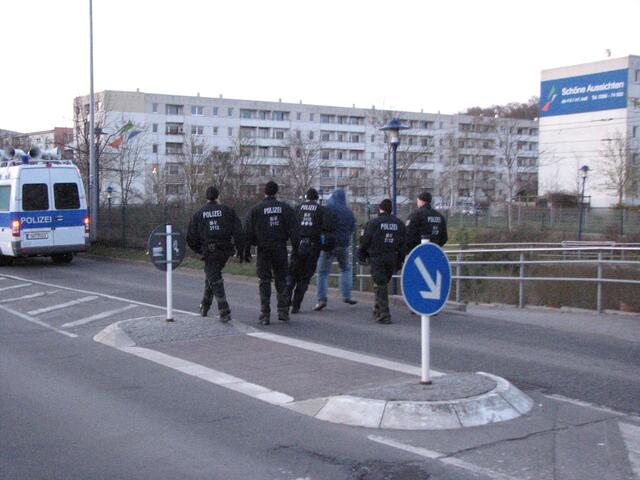 Ein Einzelkämpfer gegen MVGIDA wird von der Straße geführt.