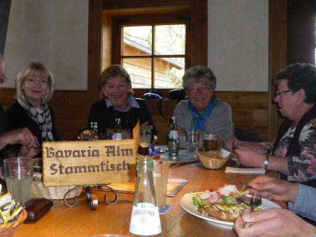 . . . am "Bavaria Alm"- Stammtisch, die Ehemaligen . . .