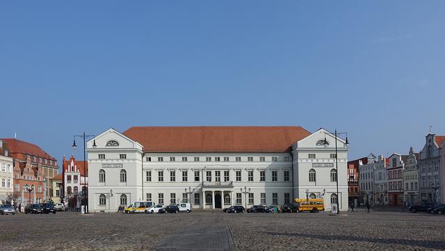Vor dem Rathaus parken die Fahrzeuge, mit denen Stadtrundfahrten unternommen werden können. Foto: Helmut Kuzina